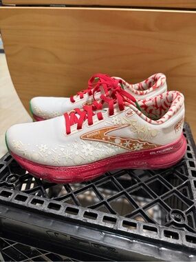 Brooks Womens Run Merry Glycerin 20 Christmas Wh & Red Running Shoes